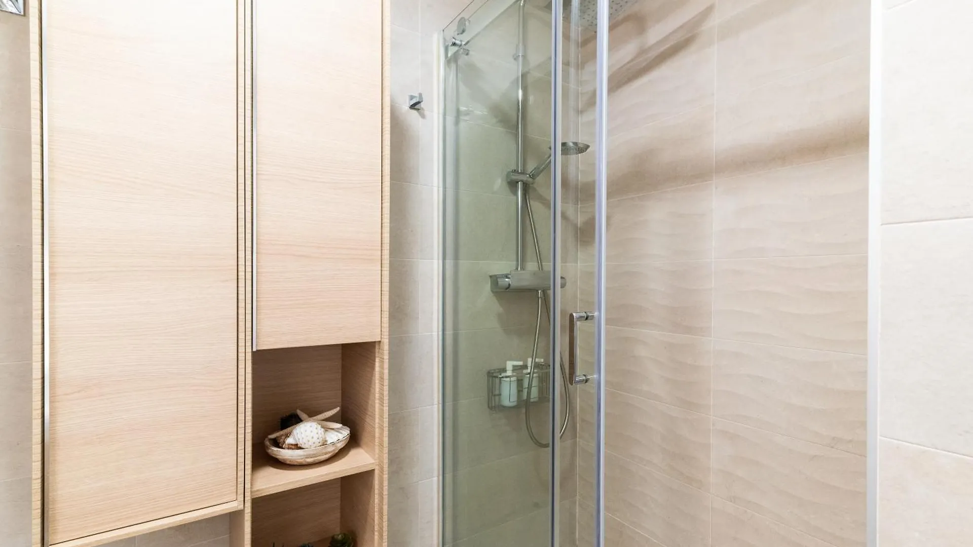 Wekey Homes, Angel Deluxe Apartment & Free Parking Granada Spain